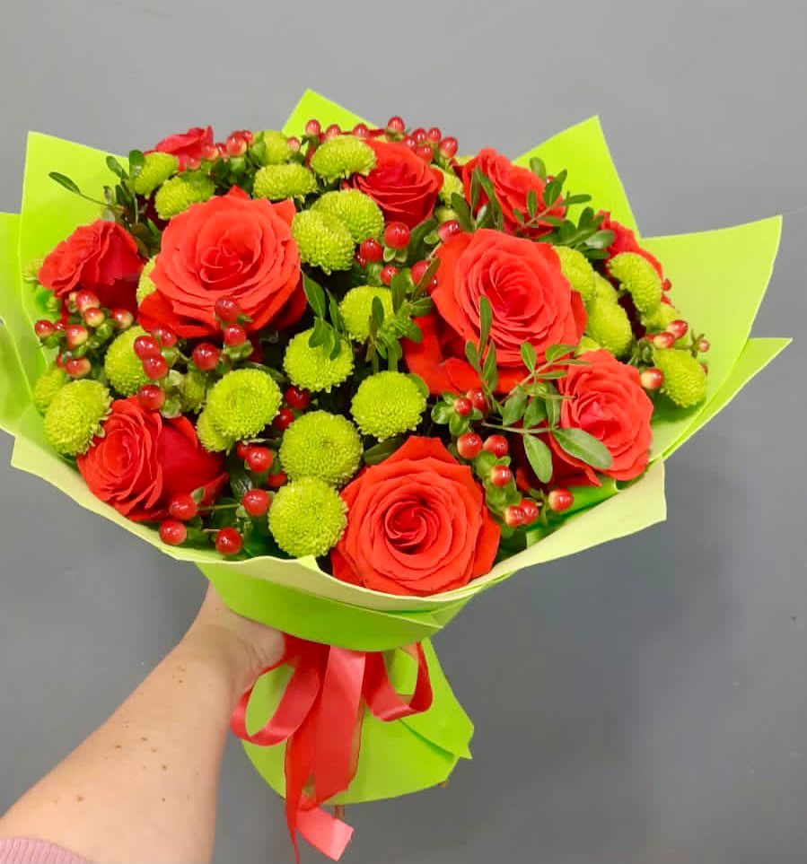 Букет цветов из: Хризантемы и Розы в Авангард