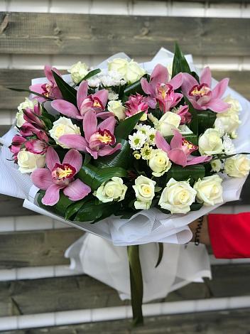 Букет цветов из: Розы и Хризантемы в Авангард