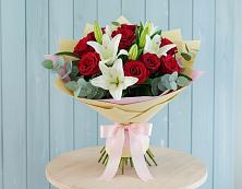 Букет цветов из:  Лилии и Розы в Авангард