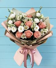 Букет цветов из:  Розы, Альстромерии и Лизиантусы в Авангард