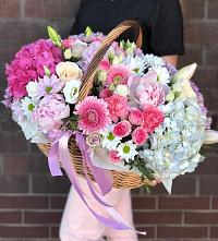 Цветочная композиция из Розы, Хризантемы, Пионы и Лизиантусы в корзине в Авангард