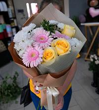 Букет цветов из:  Герберы, Розы и Хризантемы в Авангард