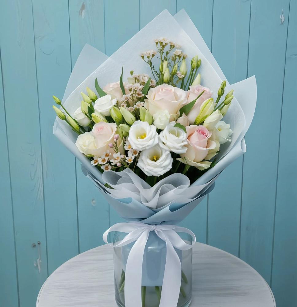 Букет цветов из: Розы и Лизиантусы в Авангард