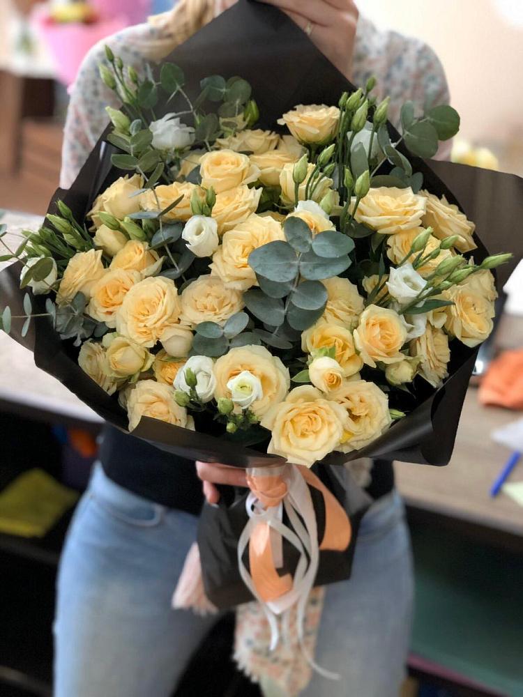 Букет цветов из: Розы и Лизиантусы в Авангард