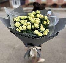 Букет Белые кустовые розы Солинеро в Авангард