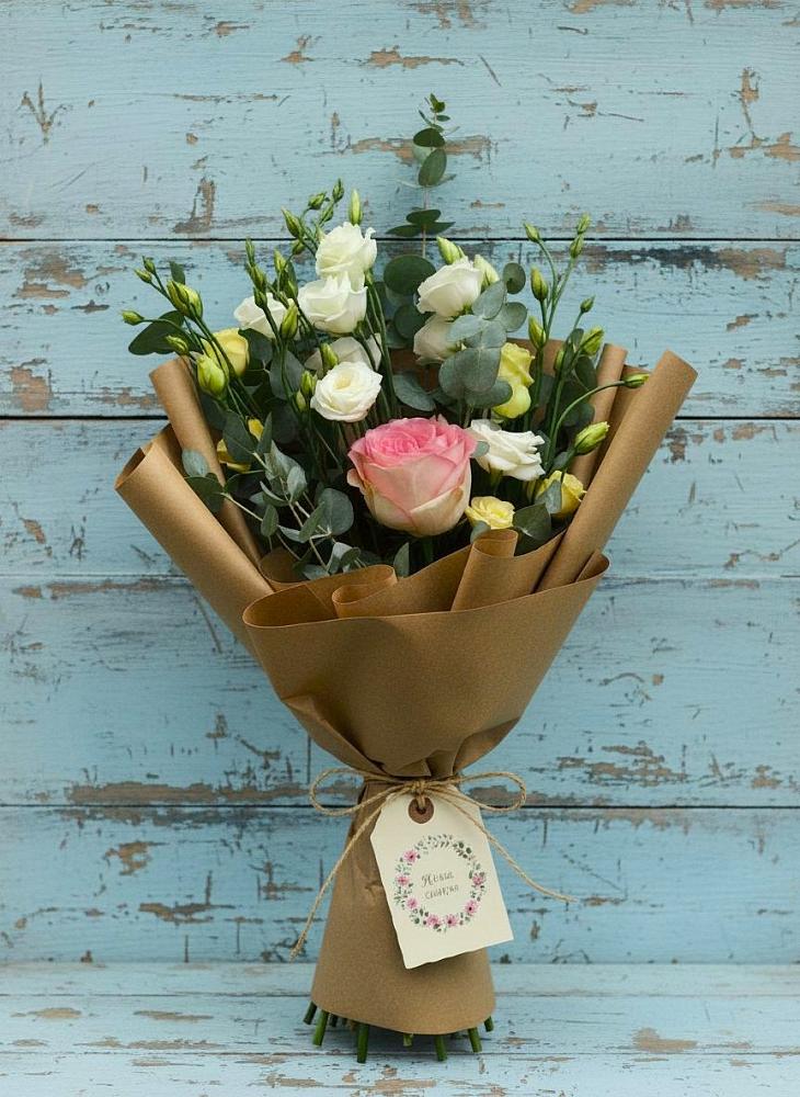 Букет цветов из: Розы и Лизиантусы в Авангард