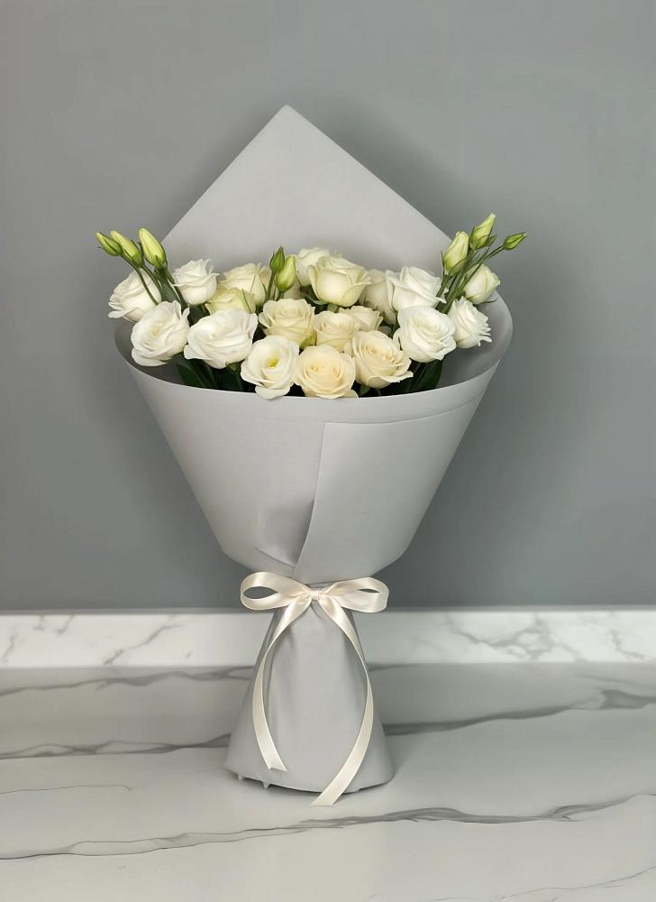 Букет цветов из: Розы и Лизиантусы в Авангард