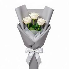 Букет 3 белые розы в Авангард