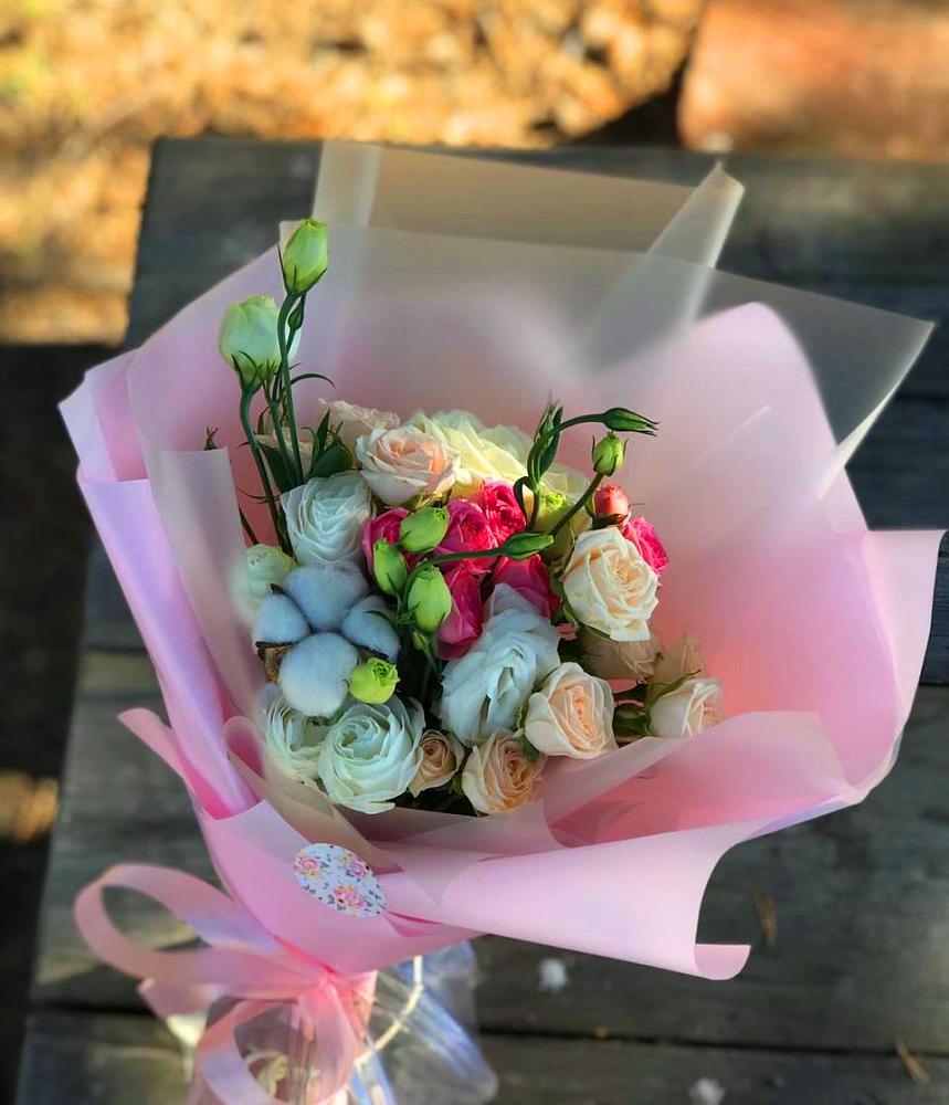 Букет цветов из: Розы и Лизиантусы в Авангард