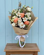 Букет цветов из:  Альстромерии, Лизиантусы, Розы и Хризантемы в Авангард