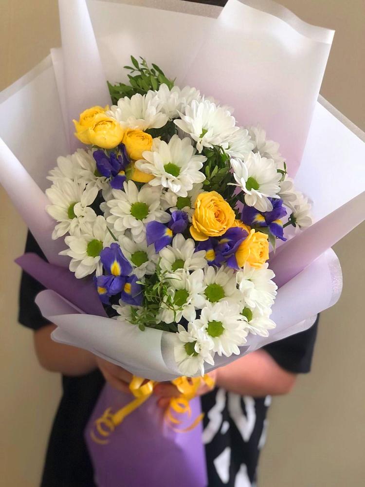 Букет цветов из: Ирисы, Хризантемы и Розы в Авангард