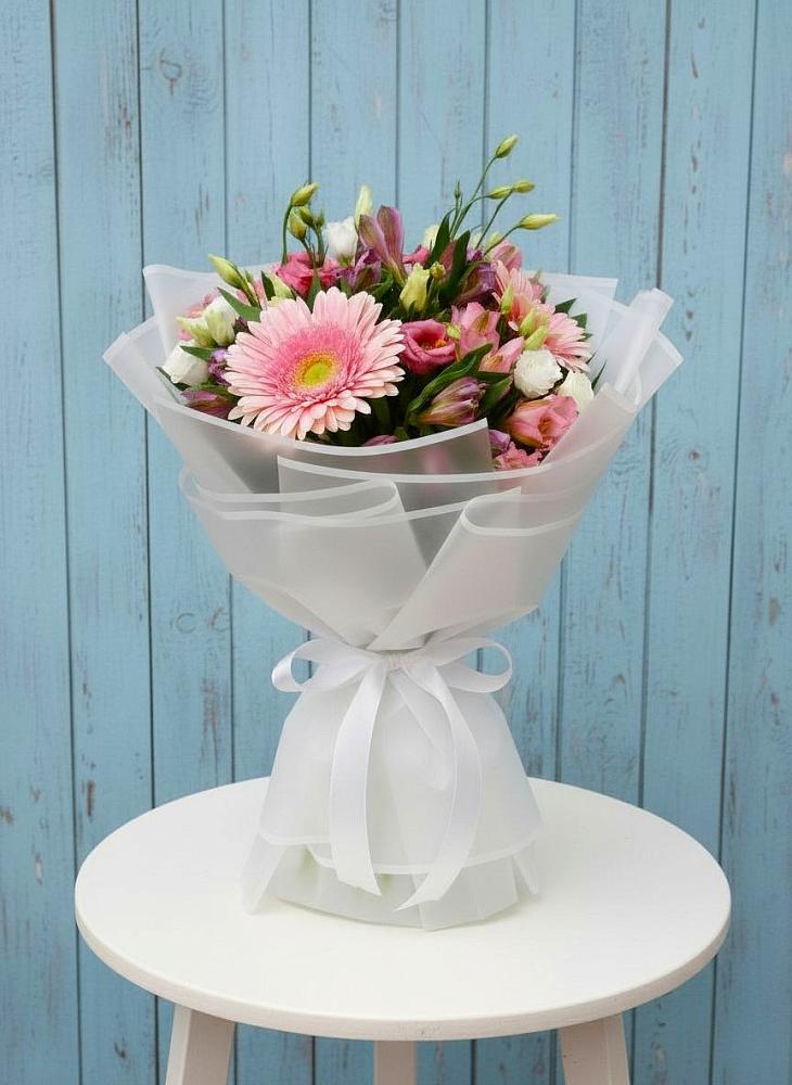 Букет цветов из: Герберы, Альстромерии и Лизиантусы в Авангард