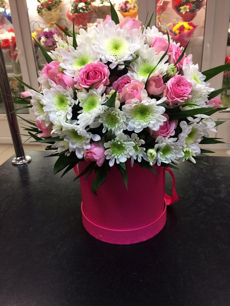 Цветочная композиция из Розы и Хризантемы в шляпной коробке в Авангард