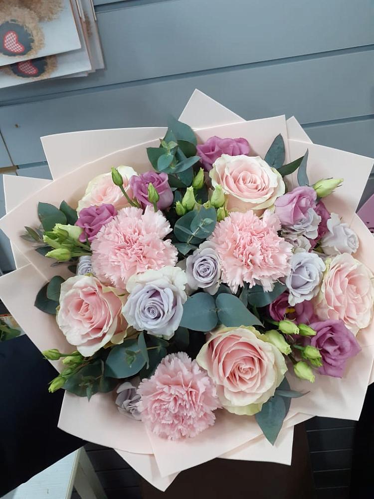 Букет цветов из: Розы, Гвоздики и Лизиантусы в Авангард