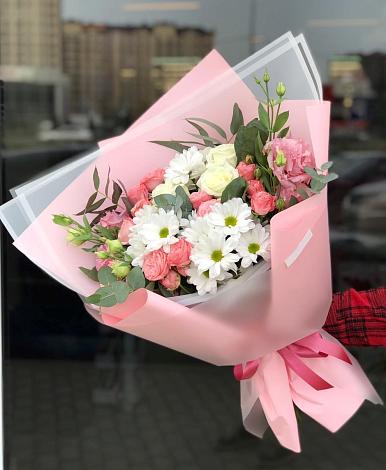 Букет цветов из: Розы, Лизиантусы и Хризантемы в Авангард