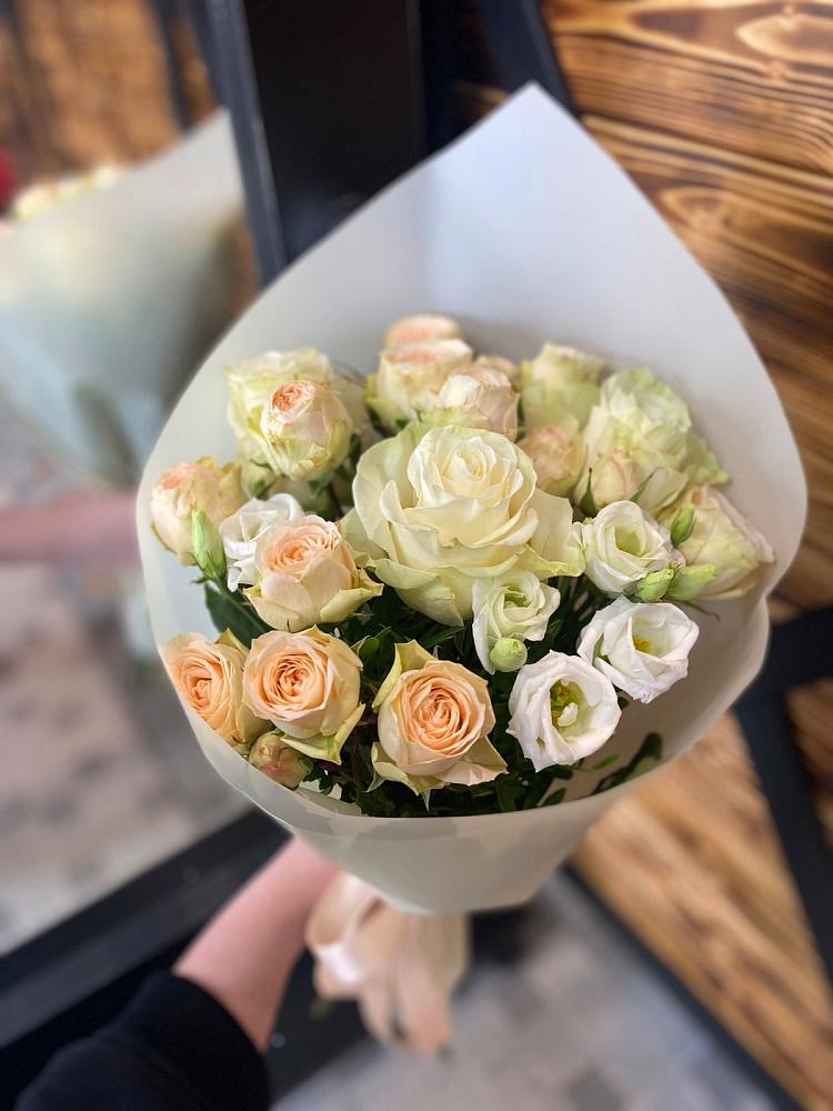 Букет цветов из: Розы и Лизиантусы в Авангард